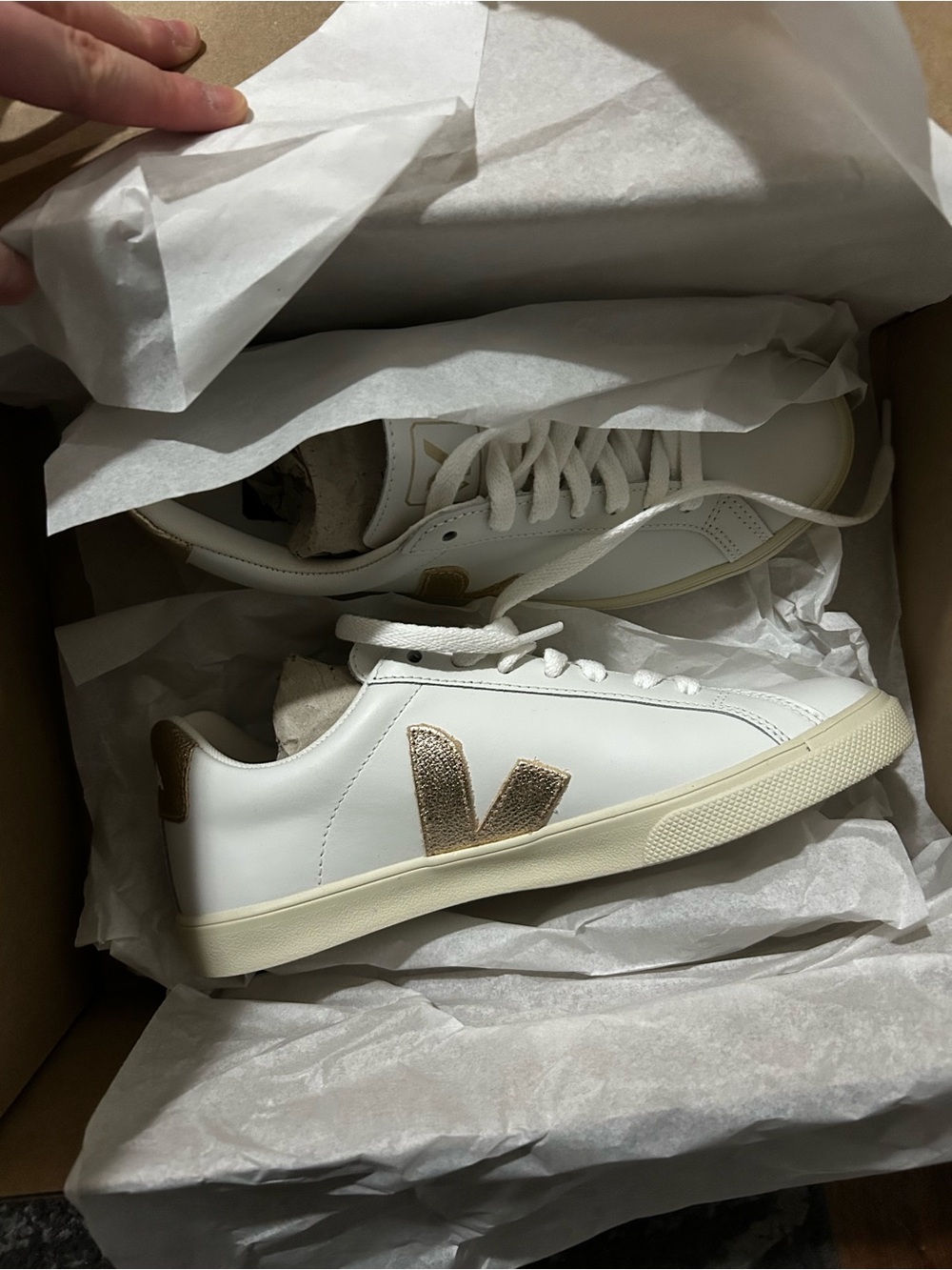 New in box Veja Esplar leather sneakers in white/gold - Picture 5 of 9